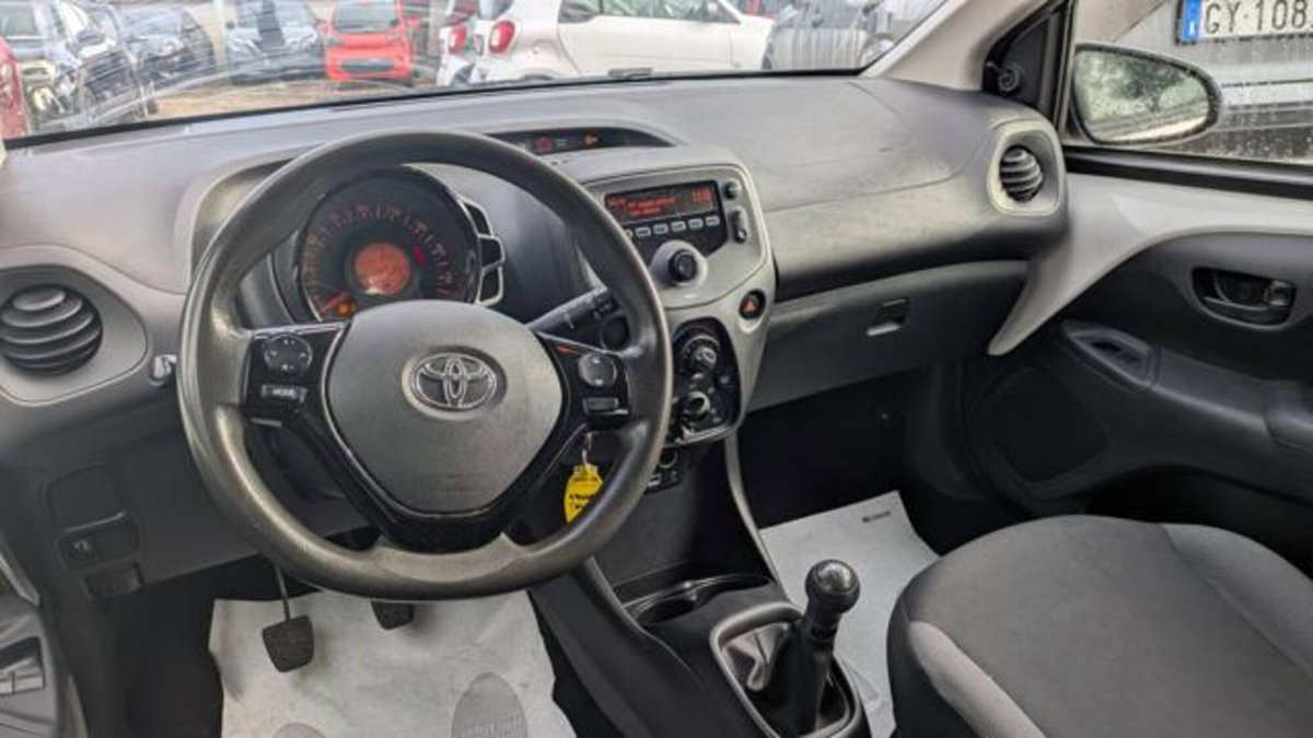 Toyota Aygo 1.0 VVT-i 69 CV 5 porte x-play (6)