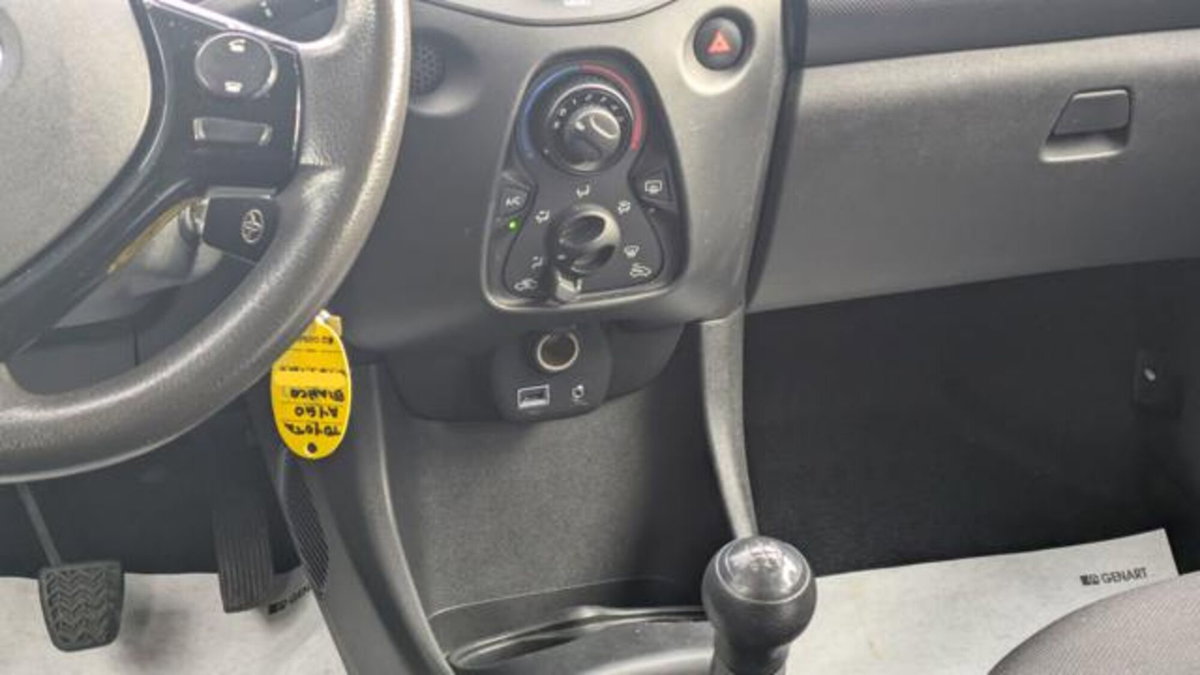 Toyota Aygo 1.0 VVT-i 69 CV 5 porte x-play (9)