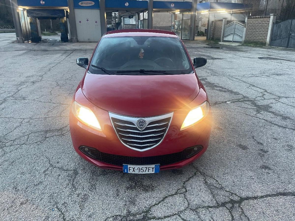 Lancia Ypsilon 1.3 MJT 16V 95 CV 5 porte S&S Silver (2)