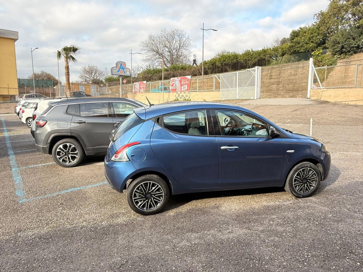 Lancia Ypsilon 1.0 FireFly 5 porte S&S Hybrid Ecochic Silver (6)