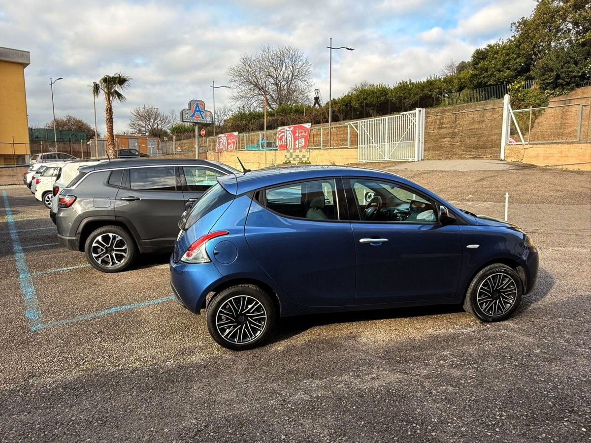 Lancia Ypsilon 1.0 FireFly 5 porte S&S Hybrid Ecochic Silver (7)