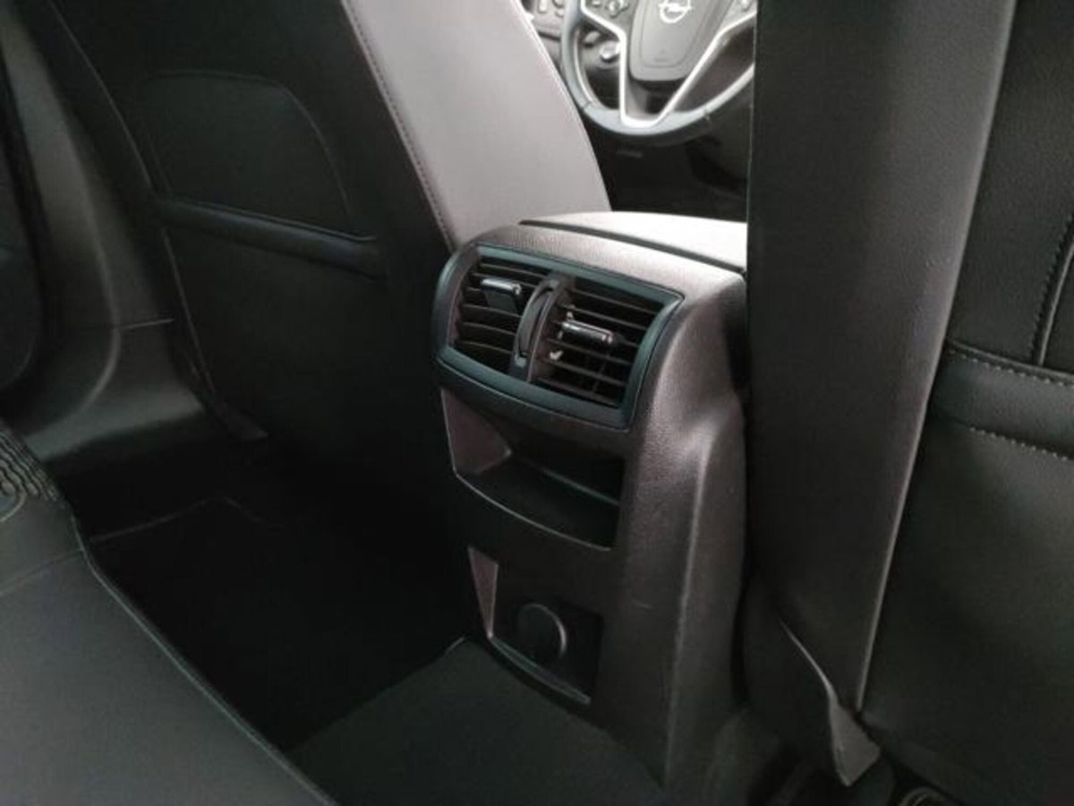 Opel Insignia Station Wagon CDTI 140CV Ecopower 104gr. Sports Cosmo (17)