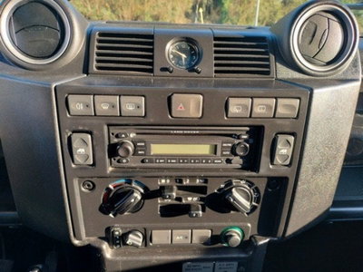 Land Rover Defender 90 2.4 TD4 Station Wagon SE (15)