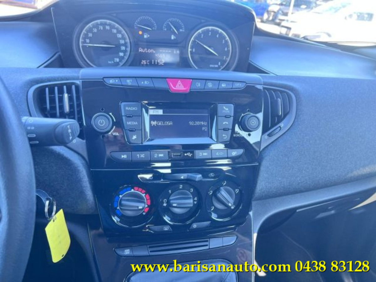 Lancia Ypsilon 1.0 FireFly 5 porte S&S Hybrid Silver Plus (11)