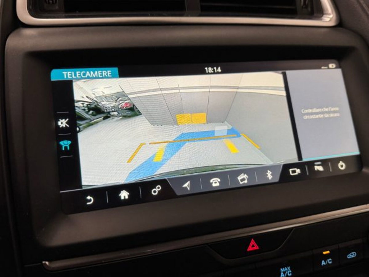 Jaguar E-Pace 2.0D 150 CV R-Dynamic (17)