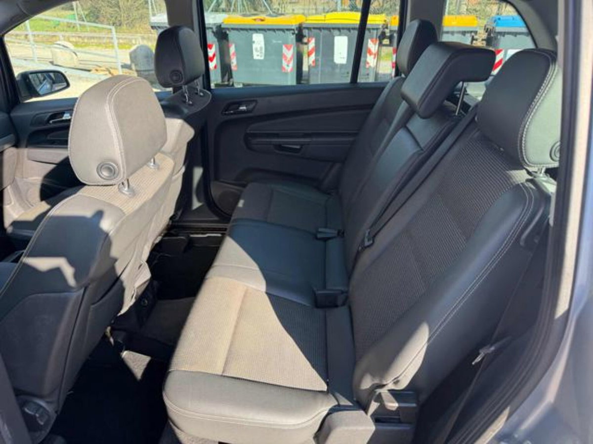 Opel Zafira 1.8 16V VVT Cosmo (10)