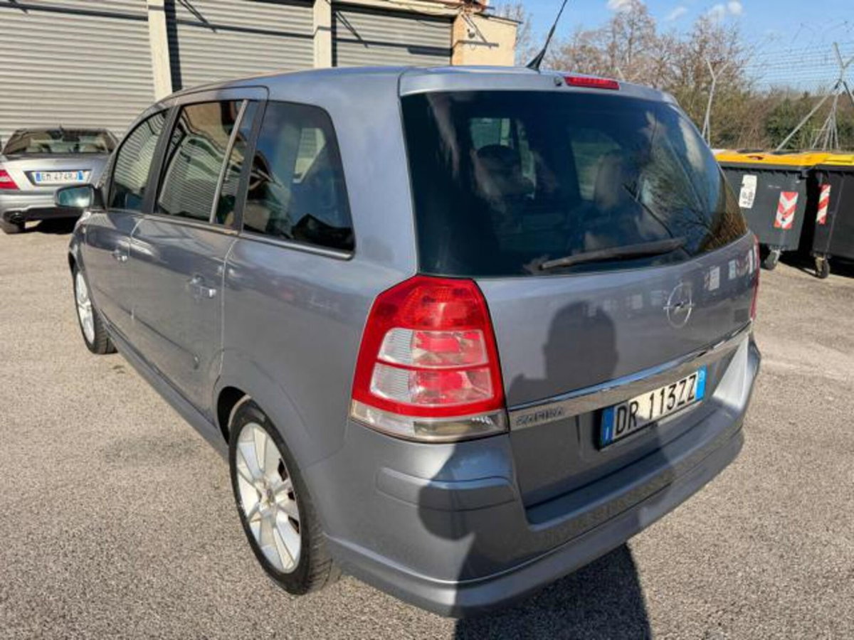 Opel Zafira 1.8 16V VVT Cosmo (14)