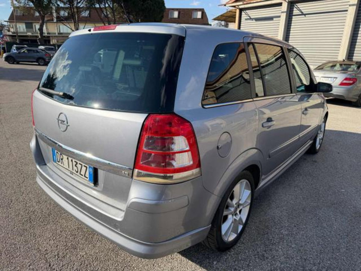 Opel Zafira 1.8 16V VVT Cosmo (17)