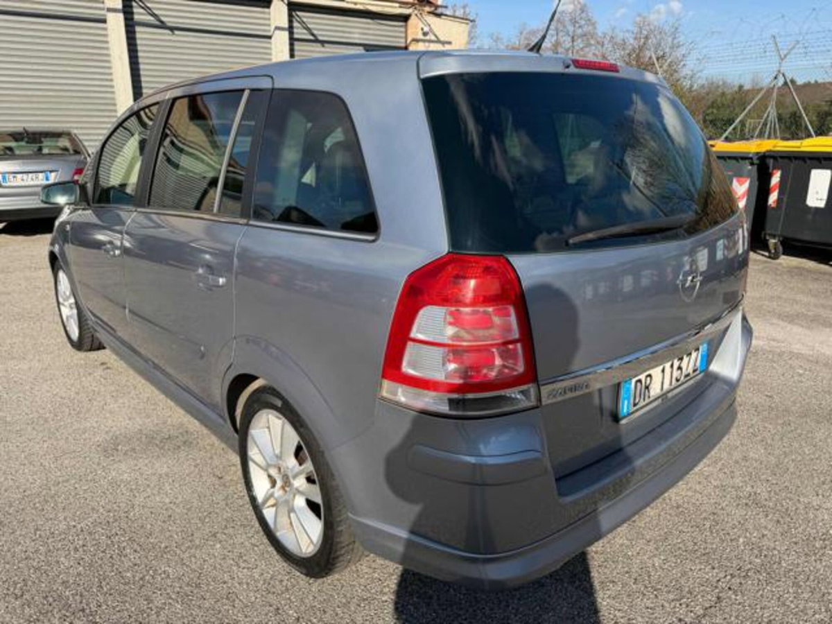 Opel Zafira 1.8 16V VVT Cosmo (18)
