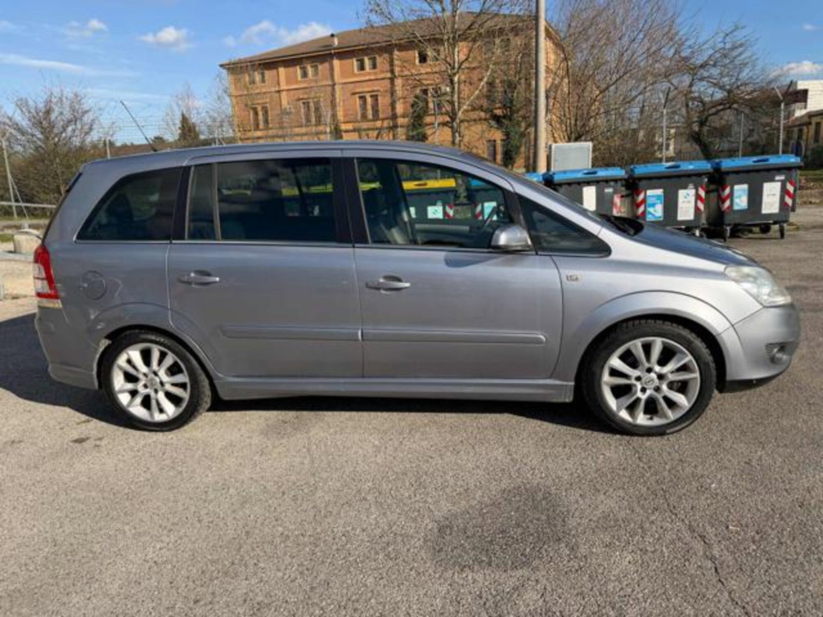 Opel Zafira 1.8 16V VVT Cosmo (20)