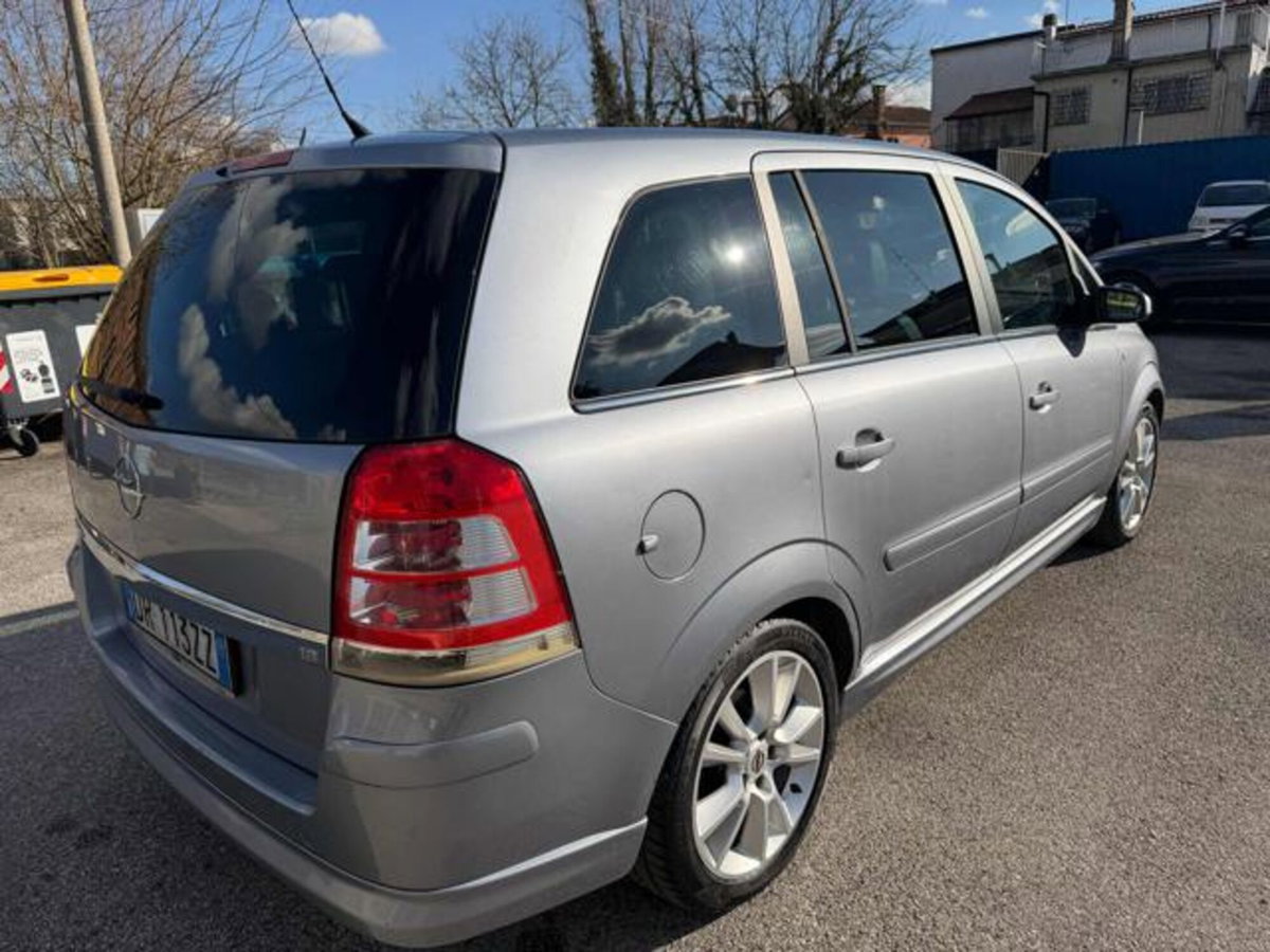 Opel Zafira 1.8 16V VVT Cosmo (3)