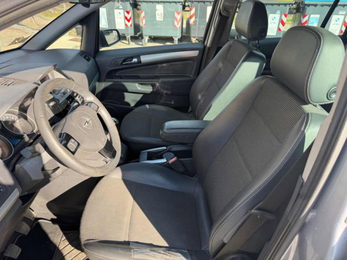 Opel Zafira 1.8 16V VVT Cosmo (8)
