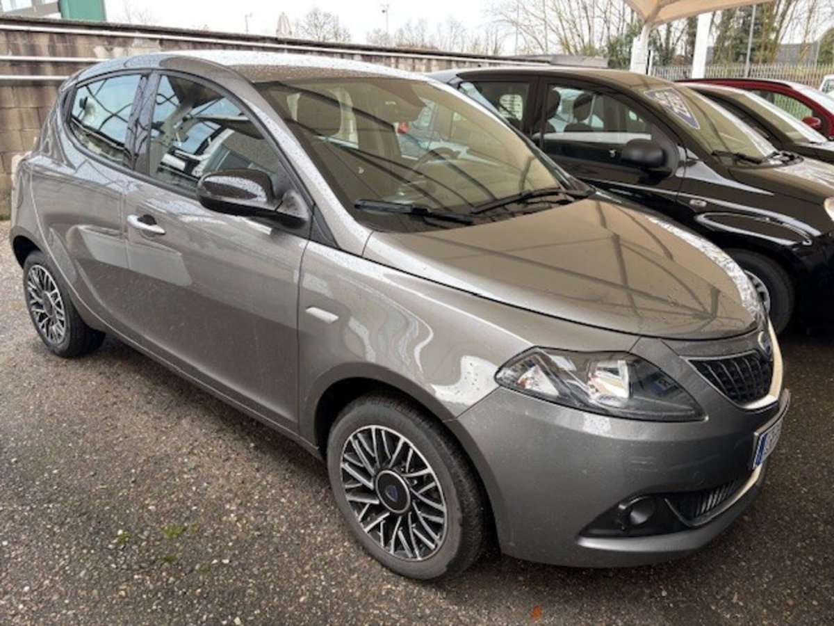 Lancia Ypsilon 1.0 FireFly 5 porte S&S Hybrid Ecochic Silver