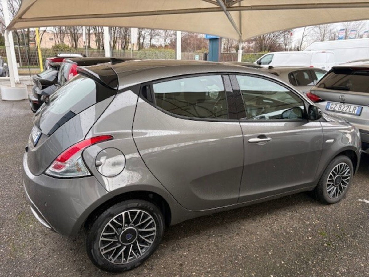 Lancia Ypsilon 1.0 FireFly 5 porte S&S Hybrid Ecochic Silver (10)