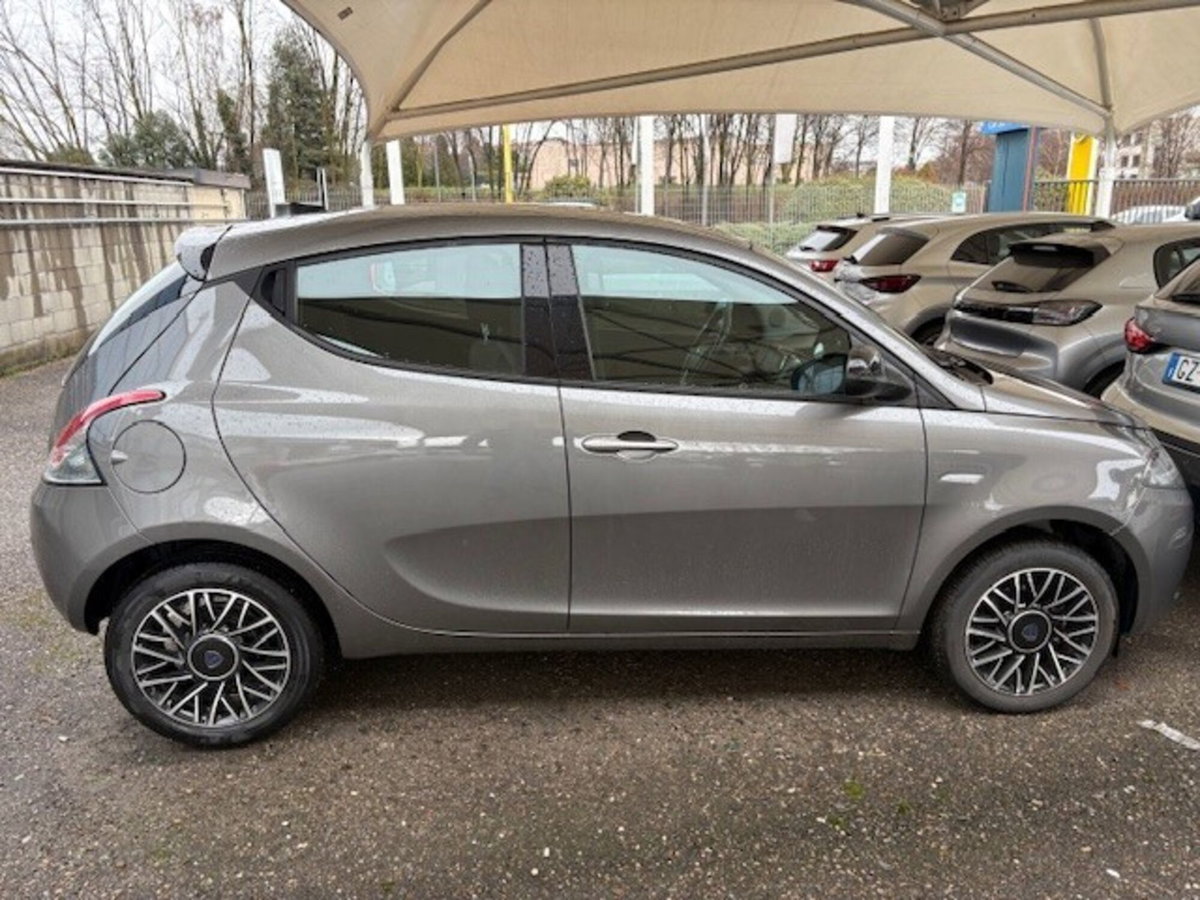 Lancia Ypsilon 1.0 FireFly 5 porte S&S Hybrid Ecochic Silver (11)