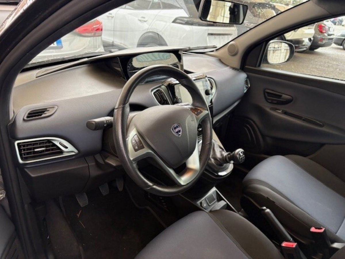 Lancia Ypsilon 1.0 FireFly 5 porte S&S Hybrid Ecochic Silver (3)