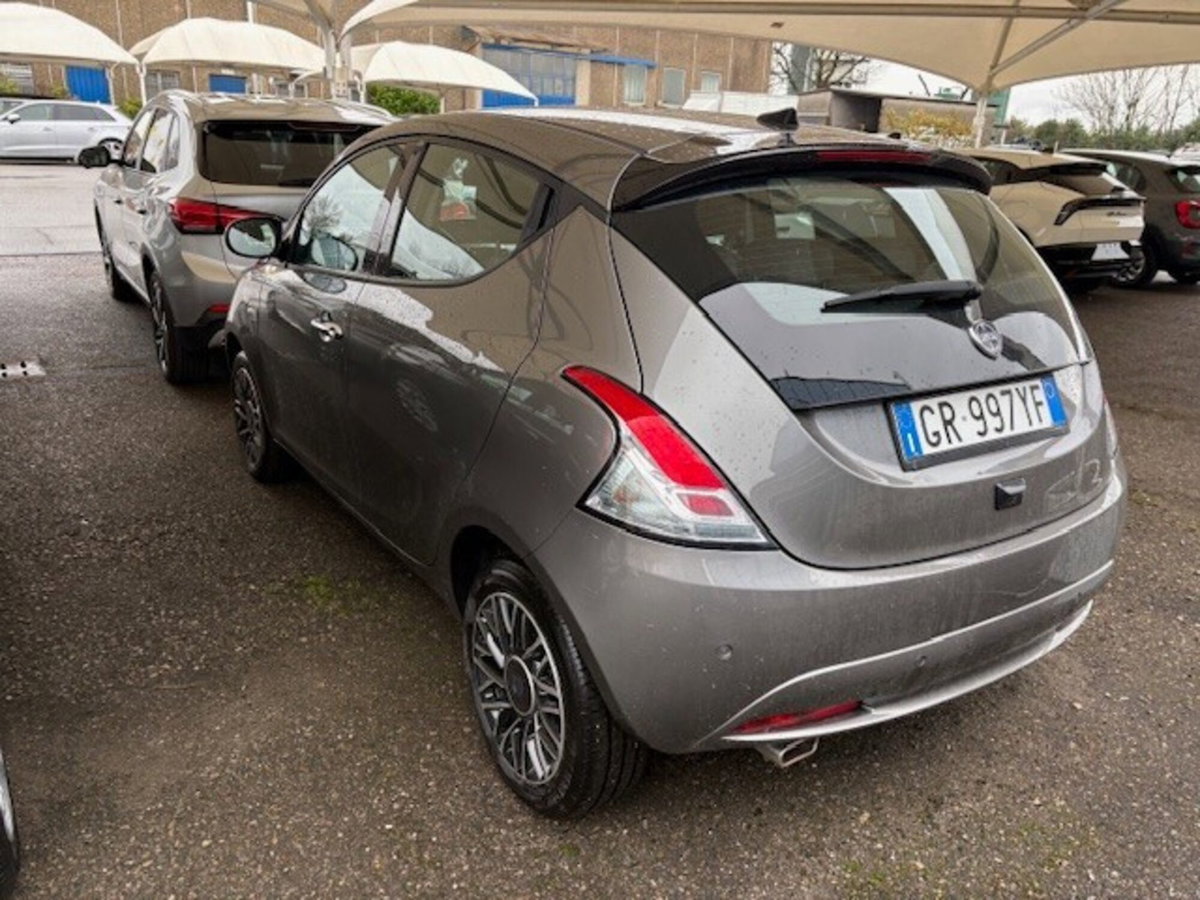 Lancia Ypsilon 1.0 FireFly 5 porte S&S Hybrid Ecochic Silver (8)