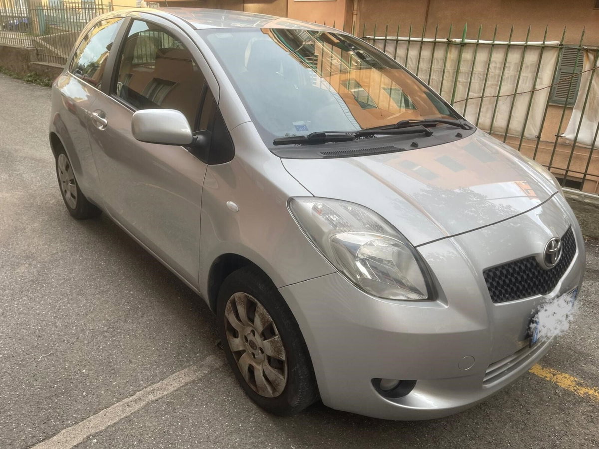 Toyota Yaris 1.0 3 porte (2)