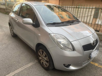 Toyota Yaris 1.0 3 porte (2)