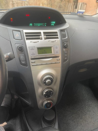 Toyota Yaris 1.0 3 porte (7)