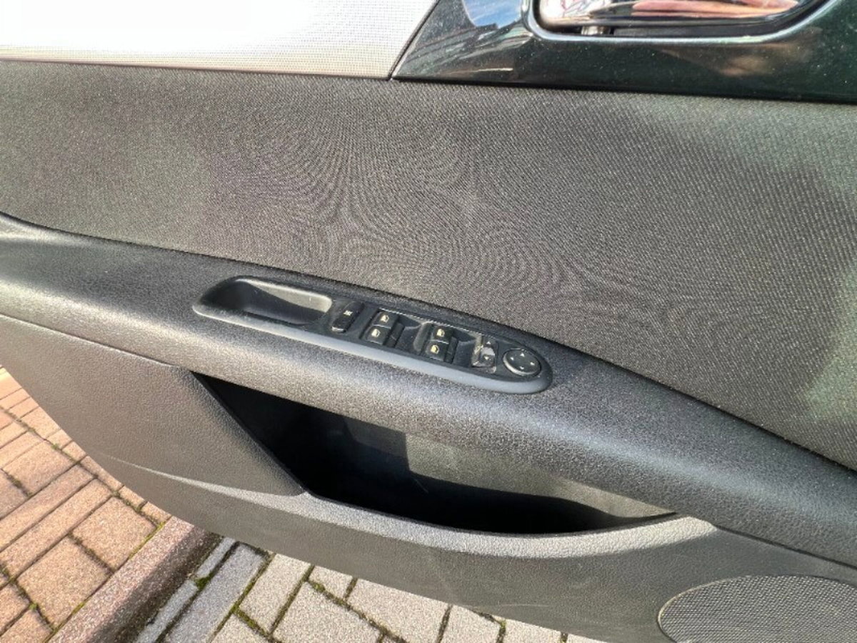 Peugeot 407 SW 2.2 HDi Ciel Féline (19)