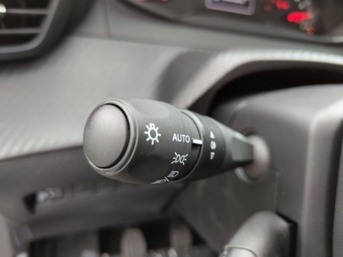 Peugeot 208 1.2 hybrid Active 100cv e-dcs 6 (8)