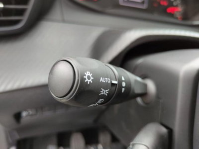 Peugeot 208 1.2 hybrid Active 100cv e-dcs 6 (8)