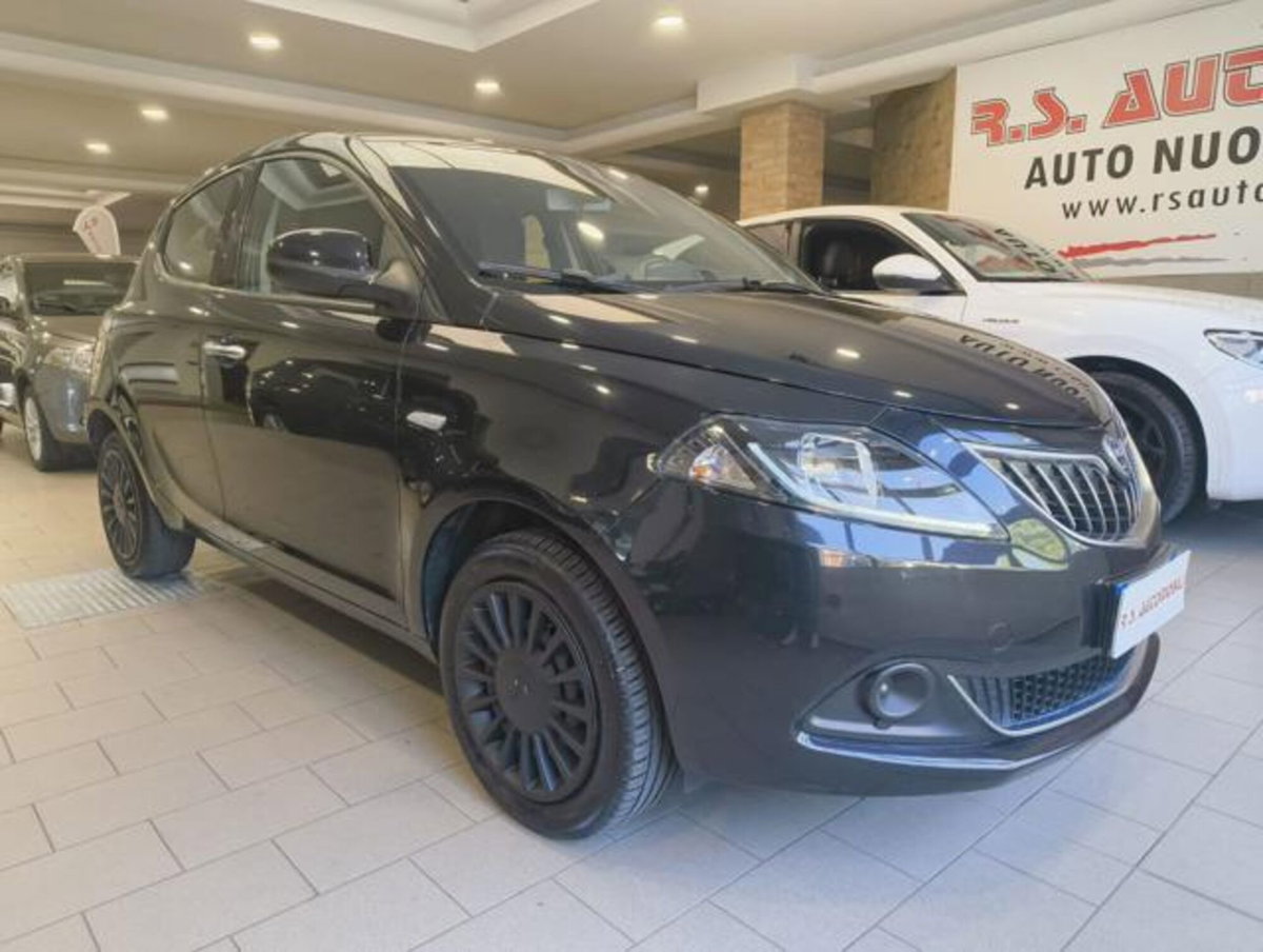 Lancia Ypsilon 1.0 FireFly 5 porte S&S Hybrid Silver Plus (2)
