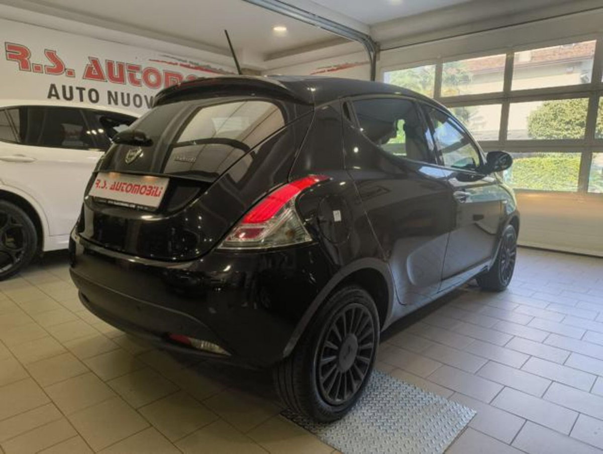 Lancia Ypsilon 1.0 FireFly 5 porte S&S Hybrid Silver Plus (3)
