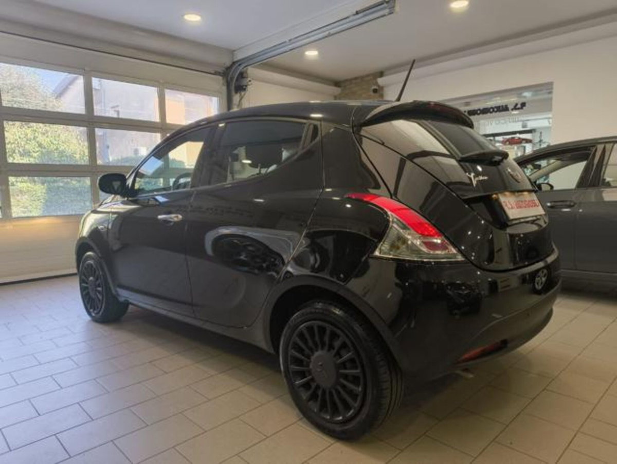 Lancia Ypsilon 1.0 FireFly 5 porte S&S Hybrid Silver Plus (4)
