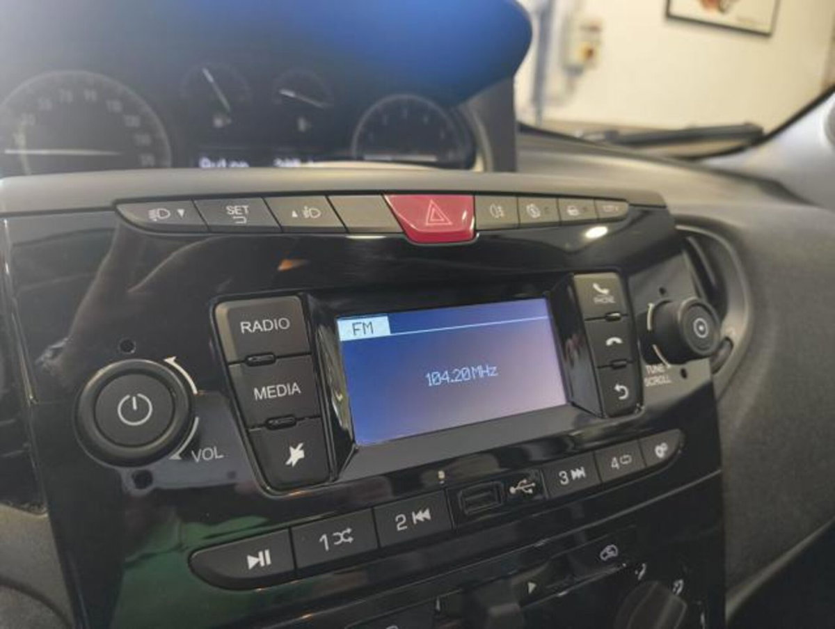 Lancia Ypsilon 1.0 FireFly 5 porte S&S Hybrid Silver Plus (9)