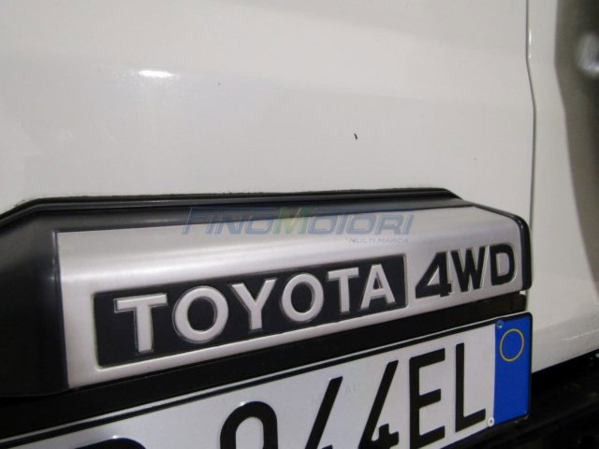 Toyota Land Cruiser 2.turbodiesel SW LJ70 LX (16)