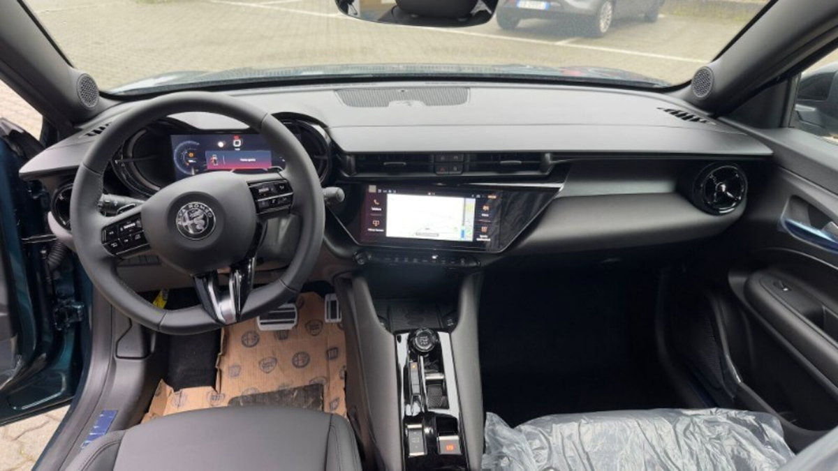 Alfa Romeo Junior 1.2 ibrida Ti 145cv edct6 (14)