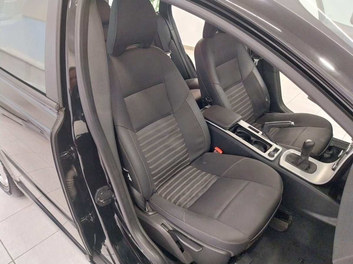 Volvo V50 D3 Geartronic R-design (13)