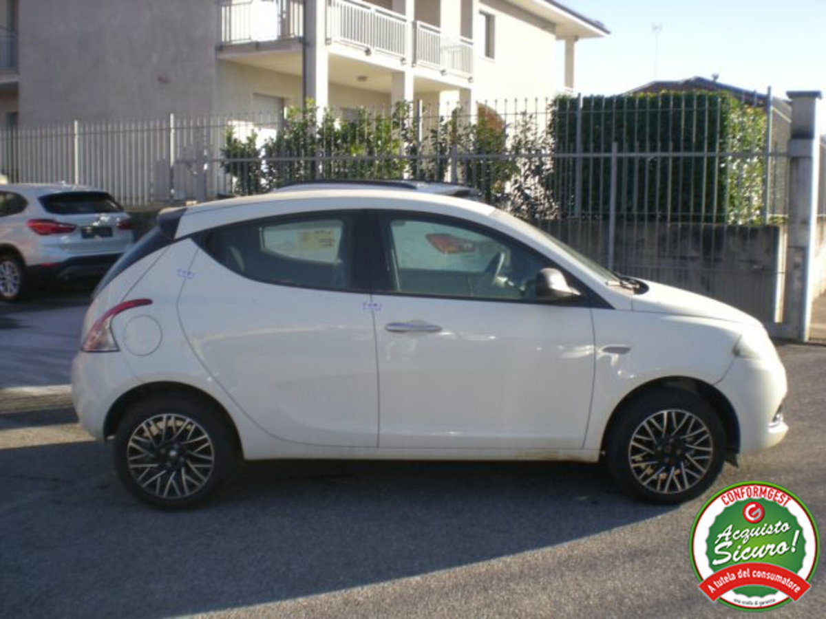 Lancia Ypsilon 1.0 FireFly 5 porte S&S Hybrid Ecochic A. Ferretti (9)