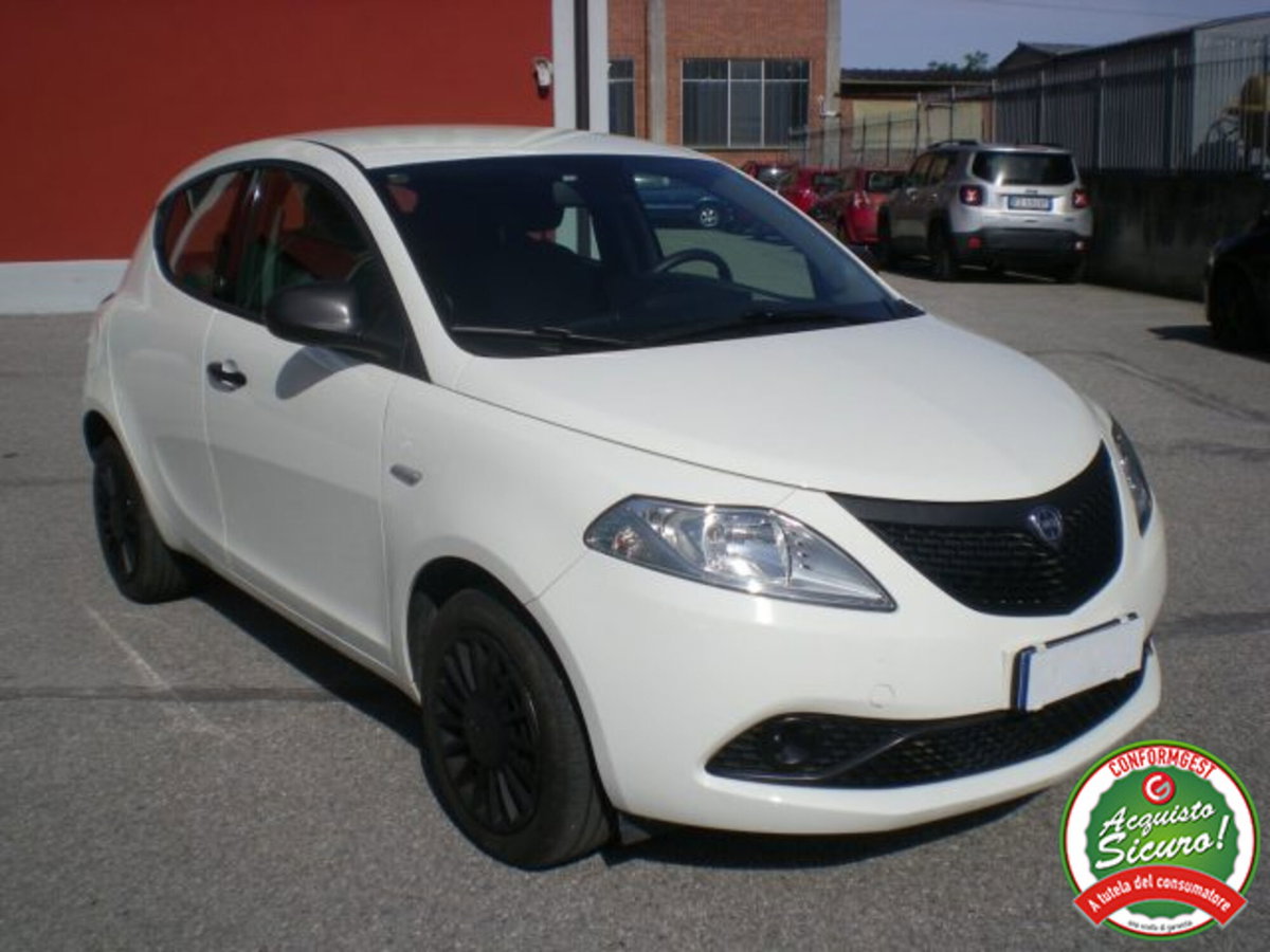 Lancia Ypsilon 1.0 FireFly 5 porte S&S Hybrid Silver Plus (2)