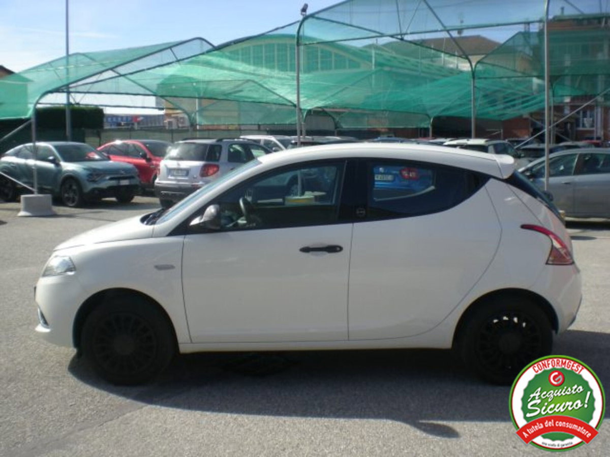 Lancia Ypsilon 1.0 FireFly 5 porte S&S Hybrid Silver Plus (5)