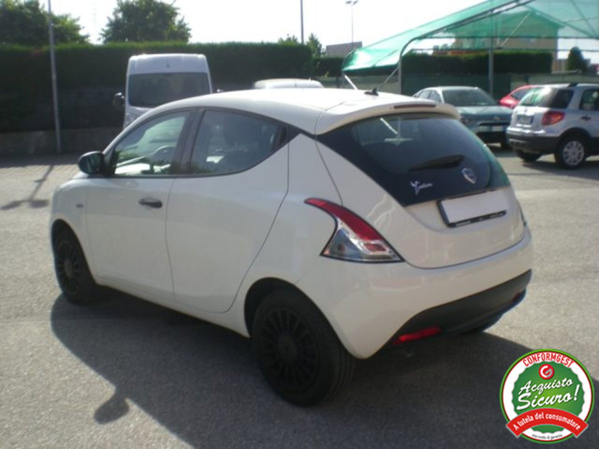 Lancia Ypsilon 1.0 FireFly 5 porte S&S Hybrid Silver Plus (6)