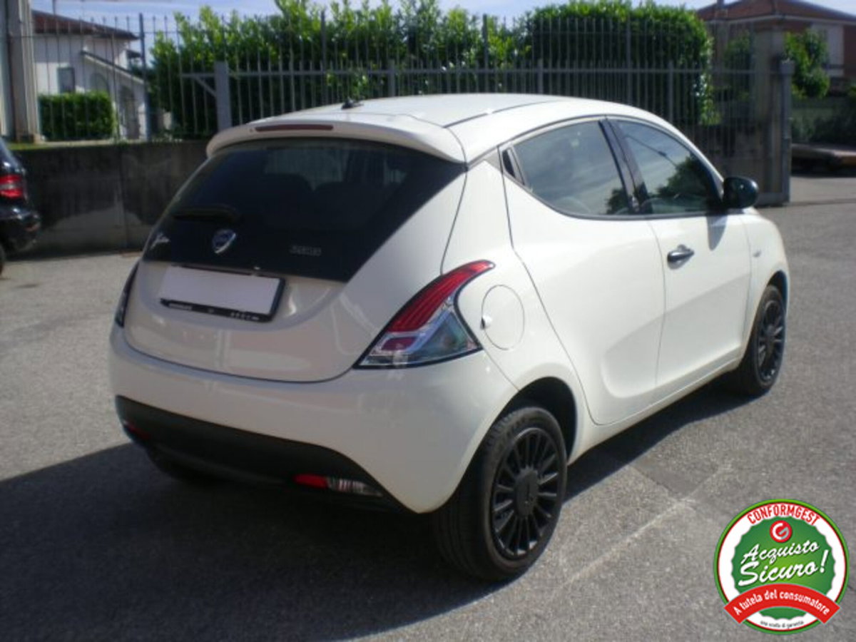 Lancia Ypsilon 1.0 FireFly 5 porte S&S Hybrid Silver Plus (8)