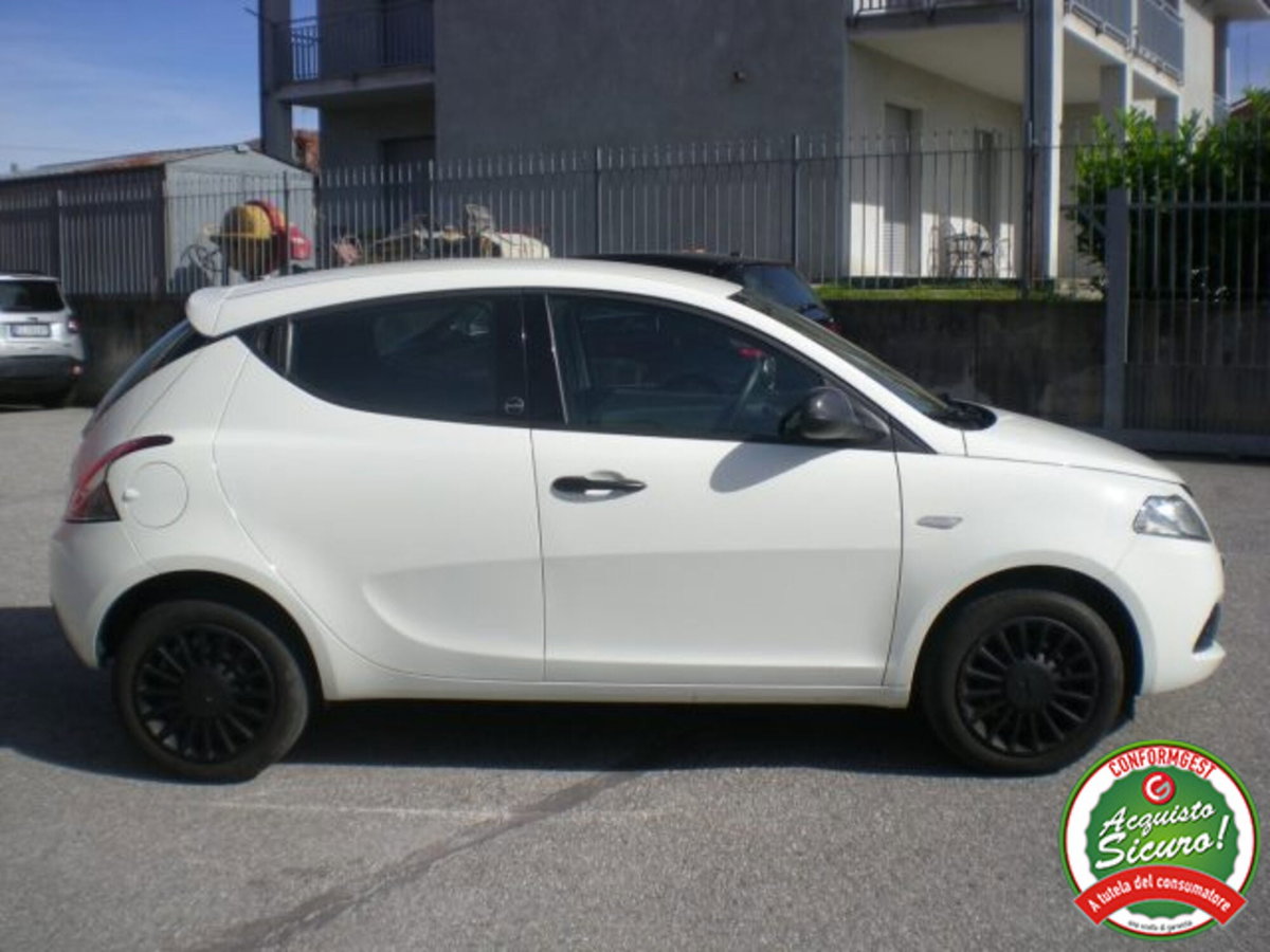 Lancia Ypsilon 1.0 FireFly 5 porte S&S Hybrid Silver Plus (9)