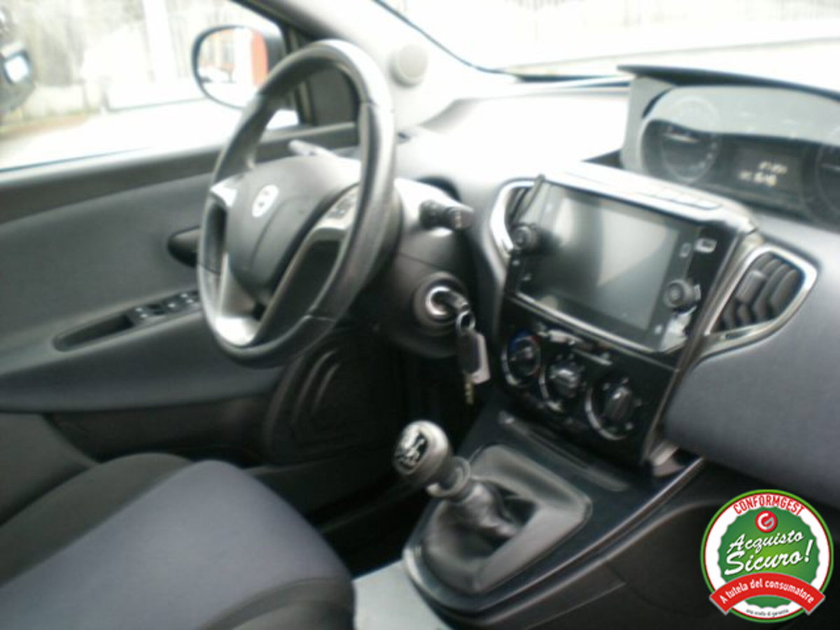 Lancia Ypsilon 1.0 FireFly 5 porte S&S Hybrid Gold Plus (9)