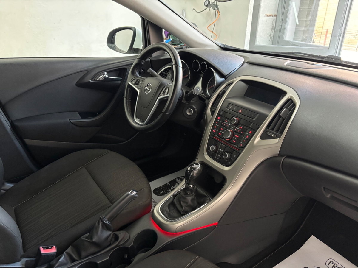 Opel Astra 1.7 CDTI 110CV 5 porte Cosmo (2)