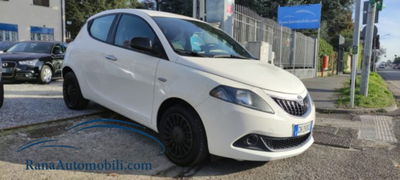 Lancia Ypsilon 1.0 FireFly 5 porte S&S Hybrid Ecochic Silver usata