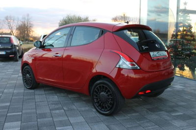 Lancia Ypsilon 1.0 FireFly 5 porte S&S Hybrid Ecochic Silver (2)
