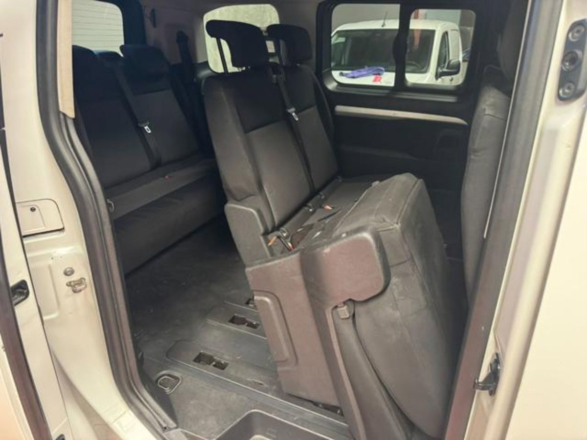 Peugeot Traveller BlueHDi 100 Compact Business (14)