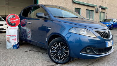 Lancia Ypsilon 1.0 FireFly 5 porte S&S Hybrid Ecochic Silver usata