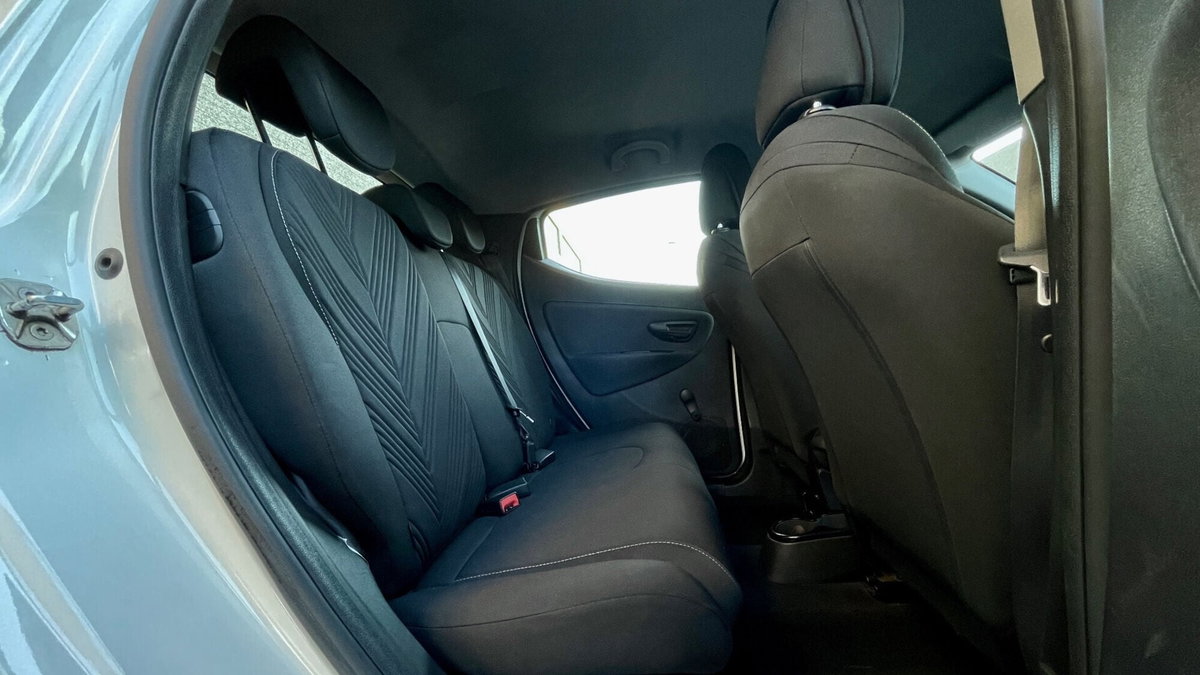 Lancia Ypsilon 1.0 FireFly 5 porte S&S Hybrid Ecochic Silver (10)