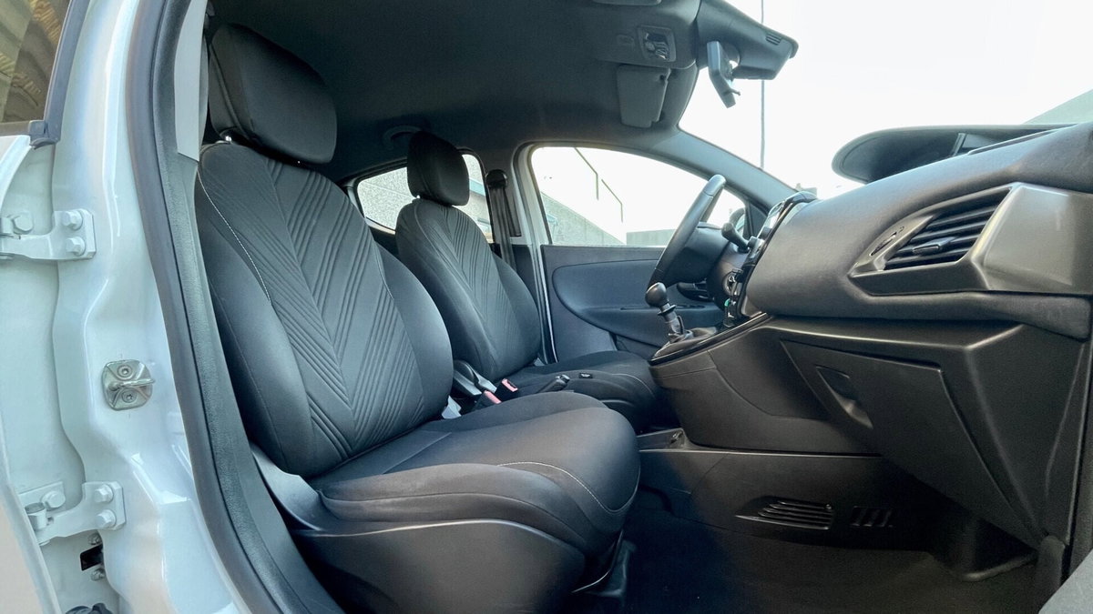 Lancia Ypsilon 1.0 FireFly 5 porte S&S Hybrid Ecochic Silver (11)