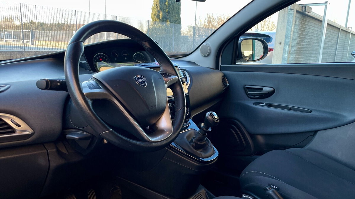 Lancia Ypsilon 1.0 FireFly 5 porte S&S Hybrid Ecochic Silver (14)