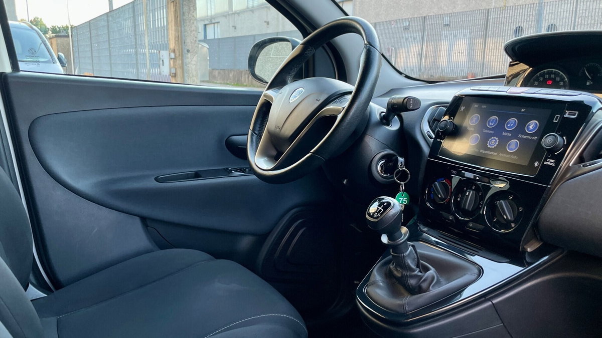 Lancia Ypsilon 1.0 FireFly 5 porte S&S Hybrid Ecochic Silver (16)
